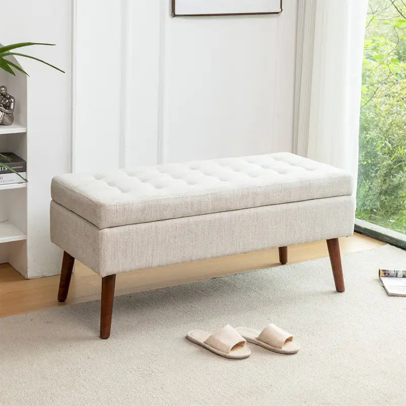 Banc de rangement capitonné en tissu de lin et pieds en bois massif — Chambre à coucher et entrée