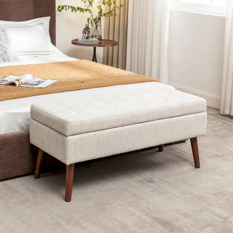 Banc de rangement capitonné en tissu de lin et pieds en bois massif — Chambre à coucher et entrée