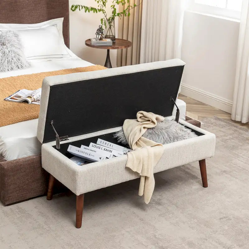 Banc de rangement capitonné en tissu de lin et pieds en bois massif — Chambre à coucher et entrée